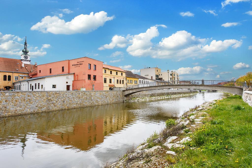 Hotel & Apartments U Cerneho Orla Trebic Exterior foto