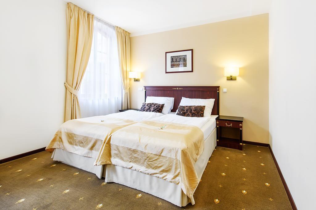 Hotel & Apartments U Cerneho Orla Trebic Exterior foto